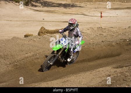 Cross rider déferle sur un coude à Glen Helen Devore circuit en Californie. Banque D'Images