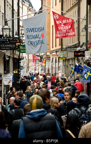 Les touristes en septembre un samedi après-midi s'entassant dans les rues étroites de Gamla Stan à Stockholm en Suède Banque D'Images