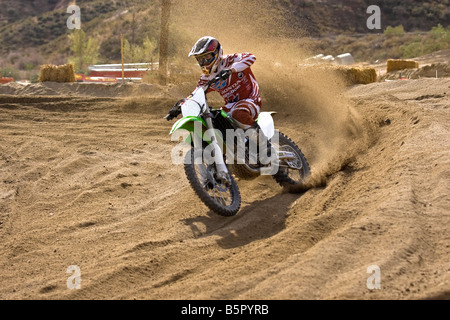 Cross rider déferle sur un coude à Glen Helen Devore circuit en Californie. Banque D'Images