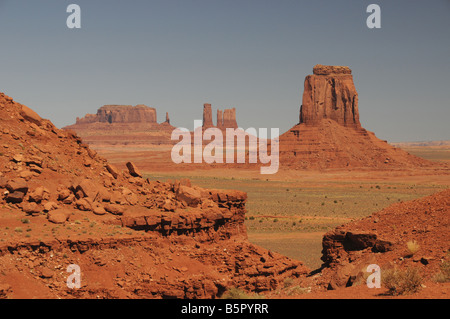 Un chemin de terre mène à travers le paysage distinct de Monument Valley, Arizona, USA. Banque D'Images