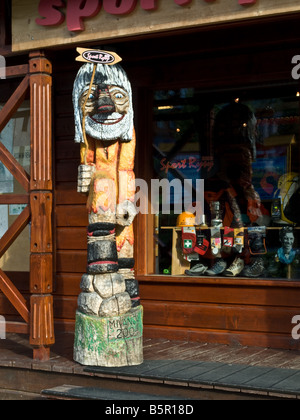 La figure sculptée à l'extérieur de magasin de ski à Stary Smokowiec, Slovaquie Banque D'Images