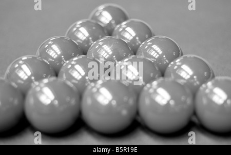 Un triangle parfaitement ravagée de snooker, boules de billard rouge, en raison de la lucarne sur le feutre vert de la table de billard. Banque D'Images