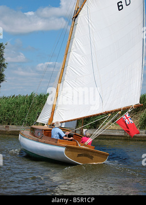 La classe de la rivière '' will o the wisp ' plaisir à cruiser traditionnel en bois sur la rivière sur les Norfolk Broads East Anglia angleterre uk Banque D'Images