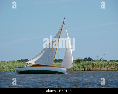 La classe de la rivière '' will o the wisp ' plaisir à cruiser traditionnel en bois sur la rivière sur les Norfolk Broads East Anglia angleterre uk Banque D'Images