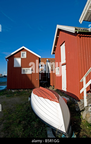 En bois rouge Fishermens' abris à côté de port dans le village de Grundsund sur la côte de la Suède Sweden 2008 Banque D'Images