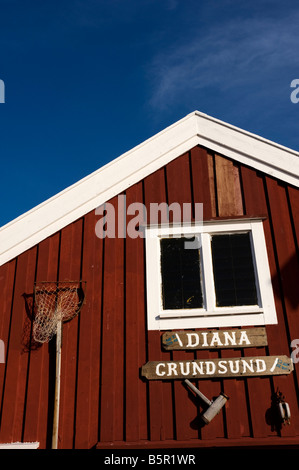 Cabane de pêcheur en bois rouge à côté de port dans le village de Grundsund sur la côte de la Suède Sweden 2008 Banque D'Images