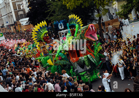 Un flotteur fait son chemin à travers la foule des carnavaliers à 2008's Notting Hill Carnival Banque D'Images