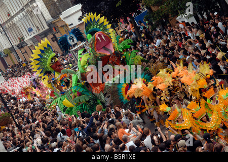 Un flotteur et procession fait son chemin à travers la foule des carnavaliers à 2008's Notting Hill Carnival Banque D'Images