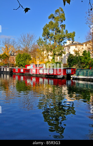 Les péniches sur le Canal Grand Union à petite Venise près de Maida Vale London United Kingdom Banque D'Images