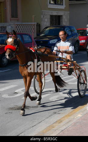 Une course de chevaux tirant un chariot à deux roues à Marsaskala, Malte. Banque D'Images