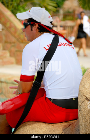 Lifeguard en service, le parc aquatique Siam Kingdom Theme Park, Costa Adeje, Tenerife, Canaries, Espagne Banque D'Images