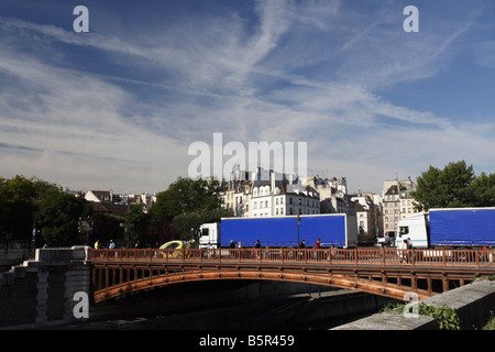 D'attente de camions sur un pont sur la Seine (Pont au Double) Banque D'Images