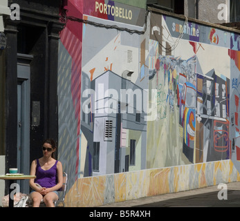 L'Art de mur à côté d'un café à Portobello Road Banque D'Images