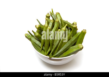 Bol de l'Okra ou mesdames doigts isolated on a white background studio Banque D'Images