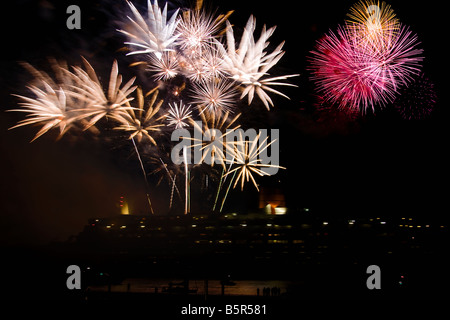 QE2 La Reine Elizabeth 11 Finale Fireworks Fairwell à Dubai à partir de Southampton Banque D'Images