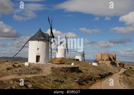 Les moulins à vent et son château, Consuegra, province de Tolède, Castille-La-Manche, Espagne Banque D'Images