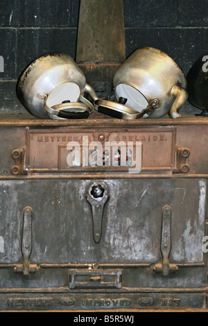 Les bouilloires et les vieux poêle à bois Banque D'Images