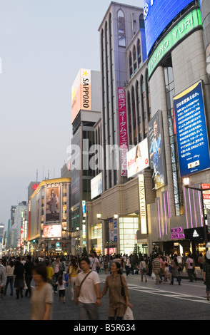 Quartier de Ginza au crépuscule Banque D'Images