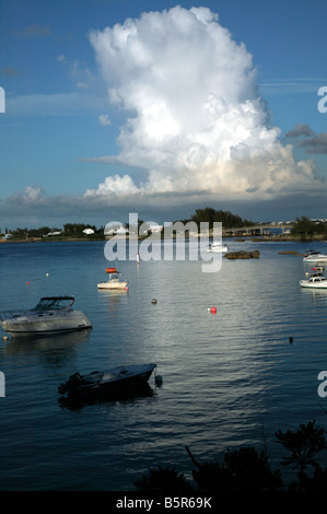 Vue de la baie de mangroves en soirée, Sandys Parish, l'île Somerset, les Bermudes avec le pont en arrière-plan de Watford Banque D'Images