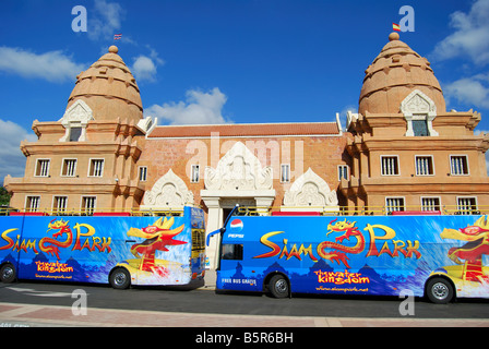 Les autobus du parc libre par porte d'entrée, le parc aquatique Siam Kingdom Theme Park, Costa Adeje, Tenerife, Canaries, Espagne Banque D'Images