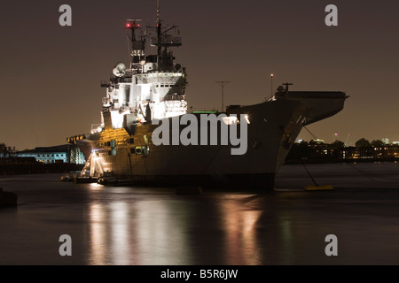 Le HMS Illustrious amarré au quai de Greenwich Londres pour les célébrations de fin de semaine du Souvenir Banque D'Images