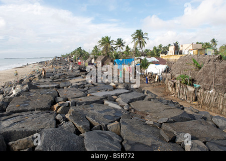 Au-delà de l'habitation le brise-lames à Pondichéry en Inde. Banque D'Images