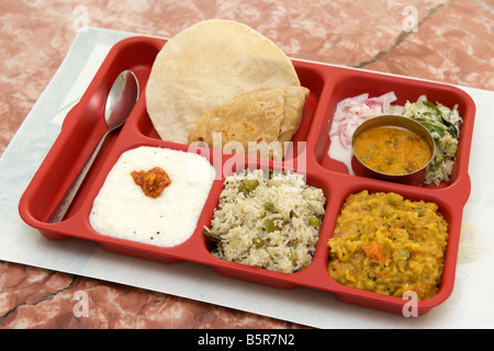 Style moderne du sud de l'Inde végétarienne thali avec riz, riz, riz caillé samba légumes pullo chapatti. Banque D'Images