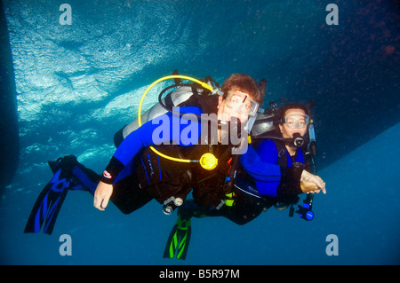 Paire de plongeurs sous l'eau près de la surface de l'océan Banque D'Images