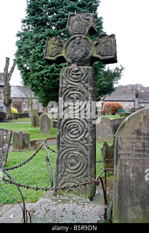 Croix de Saxon du 8e siècle dans le cimetière de l'église Saint-Laurent, Eyam, Derbyshire, Angleterre classé grade I. Banque D'Images