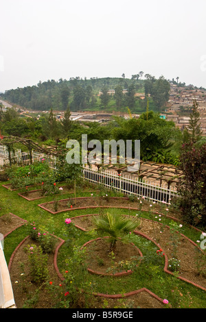 Jardins couvrir certaines des tombes au Musée le génocide au Rwanda à Kigali apportant un lieu de mémoire, de paix et de guérison Banque D'Images