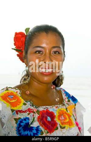 Belize City, rue Fort Village Tourisme femme porte des vêtements traditionnels folkloriques Belizean avec flower in her hair Banque D'Images