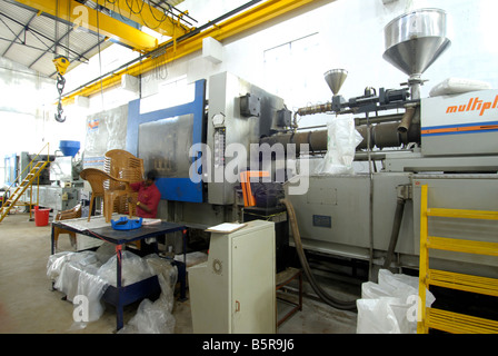 L'USINE DE PRODUCTION DE MEUBLES EN PLASTIQUE Banque D'Images