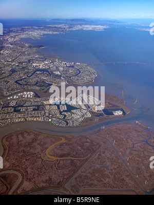 Vue aérienne au-dessus de zones humides de marais intertidaux Bair Island San Francisco bay Redwood Shores et Foster City, l'arrière-plan de San Francisco Banque D'Images
