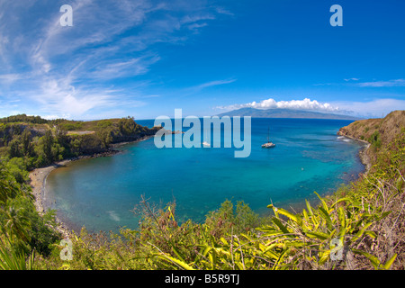 Voiliers et les plongeurs à Honolua Bay, Maui, Hawaii. L'extrémité orientale de l'île de Molokai est dans l'arrière-plan. Banque D'Images