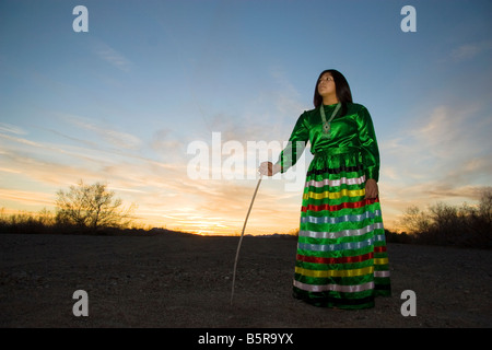 Mojave adolescente vêtue de la robe traditionnelle marche le long du marais sur la réserve indienne de fort Mojave, page Arizona Banque D'Images