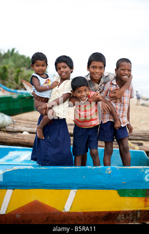 Les enfants de Kalapet village près de Pondichéry en Inde. Banque D'Images