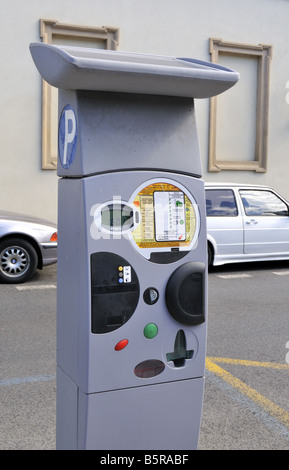 Solar powered payer et afficher un parcomètre à Prague République Tchèque Banque D'Images