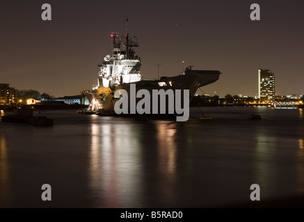 Le HMS Illustrious amarré au quai de Greenwich Londres pour les célébrations de fin de semaine du Souvenir Banque D'Images