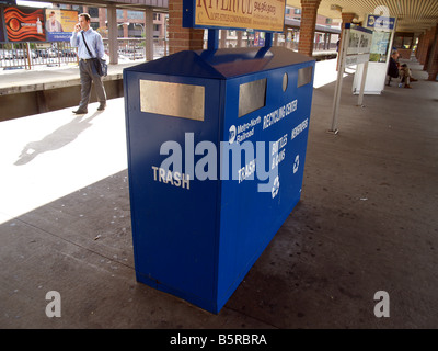 L'élimination des déchets et de recyclage de at train station à New York Banque D'Images