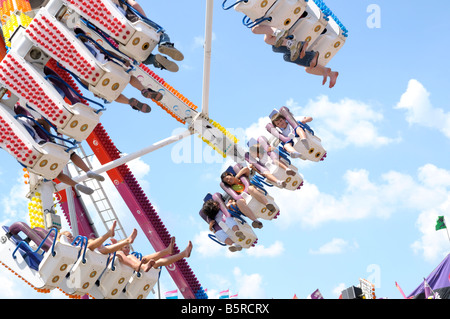 Les gens de la circonscription carnival ride nommé 'Freak Out'lors d'un festival dans la région de Monroe, Michigan Banque D'Images