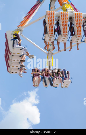 Les gens de la circonscription carnival ride nommé 'Freak Out'lors d'un festival dans la région de Monroe, Michigan Banque D'Images