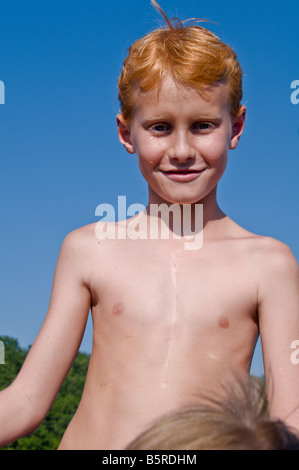 Miracle boy, après avoir trois transplantations de l'aorte,ce 10 ans jouit d'life,un jour d'été au bord du lac . Banque D'Images