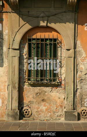 La prescription et la fenêtre à volets sur l'ancien bâtiment en pierre à Pise, Italie. Banque D'Images