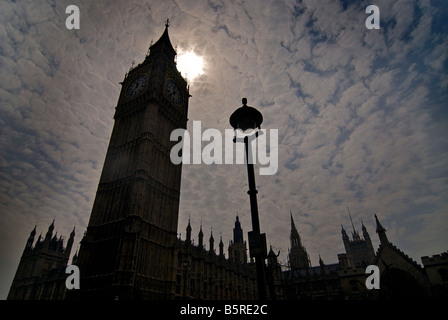 Immobilier ElizabethTower Big Ben silhouetté contre le soleil. Le Parlement, Westminster, Londres Banque D'Images