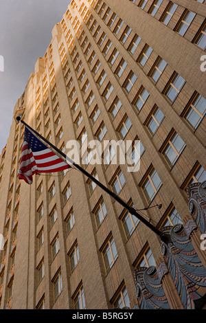 Drapeau américain à l'extérieur d'un bâtiment à New York, États-Unis d'Amérique. Banque D'Images