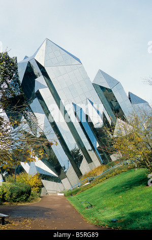 Le Futuroscope, parc à thème scientifique près de Poitiers, France, Kinemax bâtiment et coin en face du lac. Banque D'Images