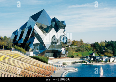 Le Futuroscope, parc à thème scientifique près de Poitiers, France, Kinemax bâtiment et coin en face du lac. Banque D'Images