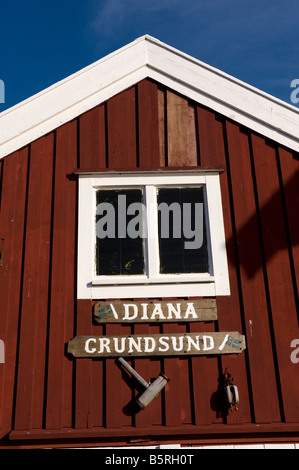 Cabane de pêcheur en bois rouge à côté de port dans le village de Grundsund sur la côte de la Suède Sweden 2008 Banque D'Images