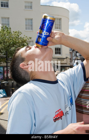 Adolescent peut boire de bière blonde Banque D'Images