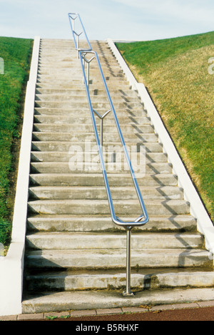 Le Futuroscope, parc à thème scientifique près de Poitiers, France, escalier d'escalade apparemment au ciel. Banque D'Images